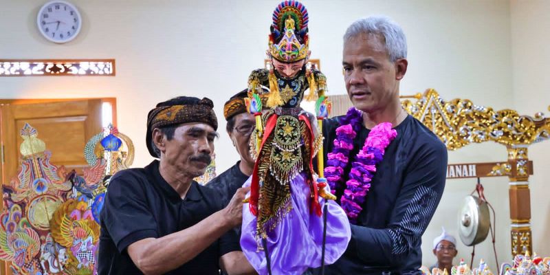 Ganjar Diberi Wayang Golek Satria, Bermakna Adil dan Bijak