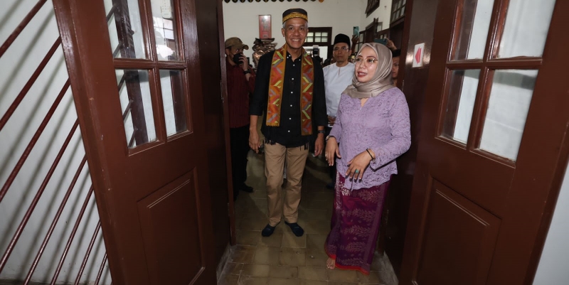Kunjungi Istana Bima, Ganjar Bareng TGB Singgah di Kamar Bung Karno