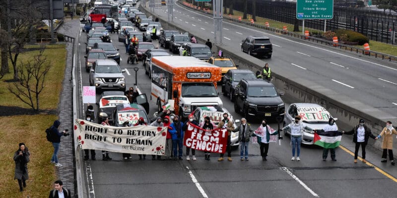 Demonstran Pro-Palestina Blokir Jalan Menuju Bandara New York dan Los Angeles