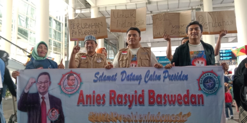 Pendukung Anies Baswedan Padati Bandara Kualanamu