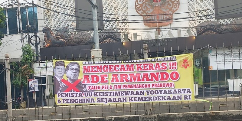 Spanduk Kecaman untuk Ade Armando Beredar di Jakarta