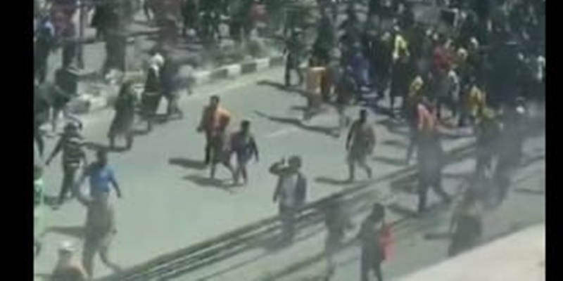 Kerusuhan Massa Pecah saat Iring-iringan Jenazah Lukas Enembe di Jayapura