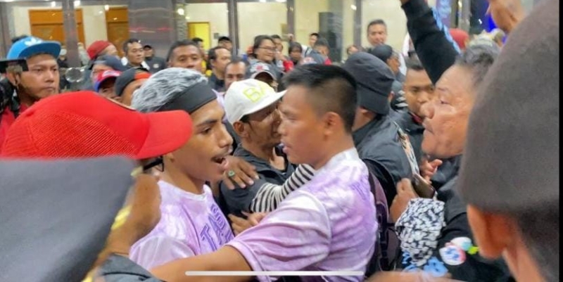 Massa Pendukung Prabowo dengan Ganjar Sempat Adu Mulut di JCC