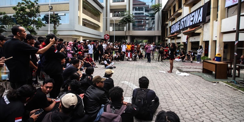 Dihadiri Butet dan Eros Djarot, Mahasiswa Surabaya Gelar Mimbar Demokrasi