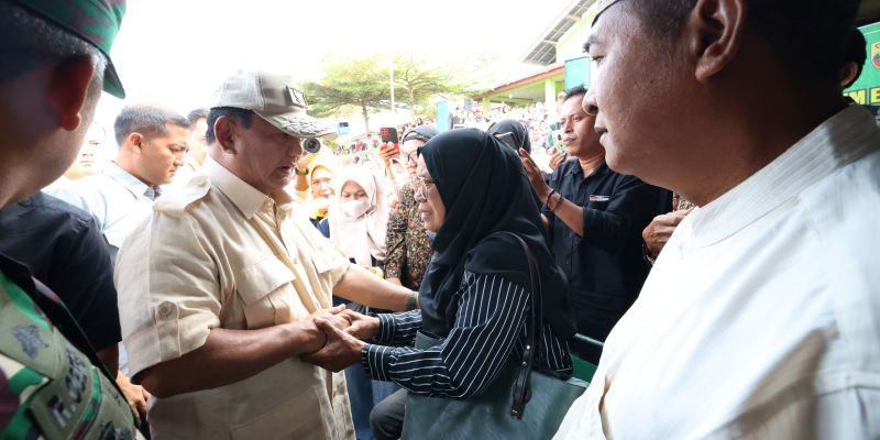 Prabowo Tinjau Posko Tanggap Bencana Erupsi Gunung Marapi, Serahkan 35 Motor untuk TNI-Polri