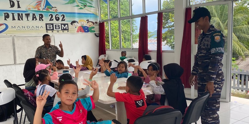 Mengajar Anak-anak Pesisir Jadi Tugas Rutin Prajurit TNI AL di Natuna