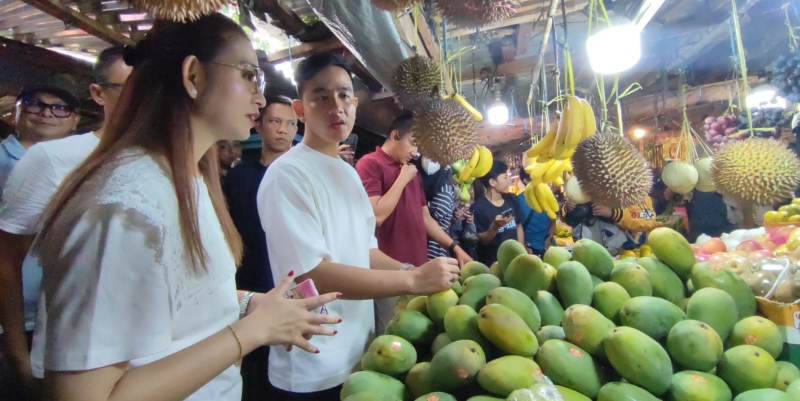 Blusukan ke Pasar Rawasari, Gibran Ditanya Warga soal Rencana Turunkan Harga Bahan Pokok