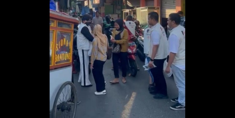 Menangkan Prabowo, Relawan Bagikan Paket Biskuit dan Susu di Stasiun Palmerah
