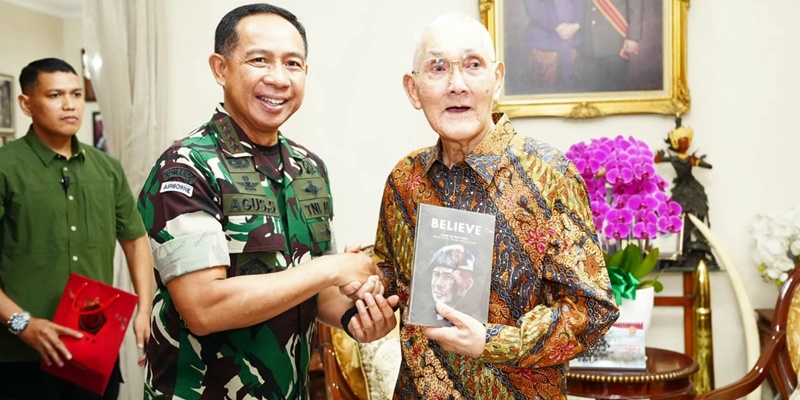 Sowan ke Rumah Try Sutrisno, Panglima TNI Berikan Buku Kenang-kenangan