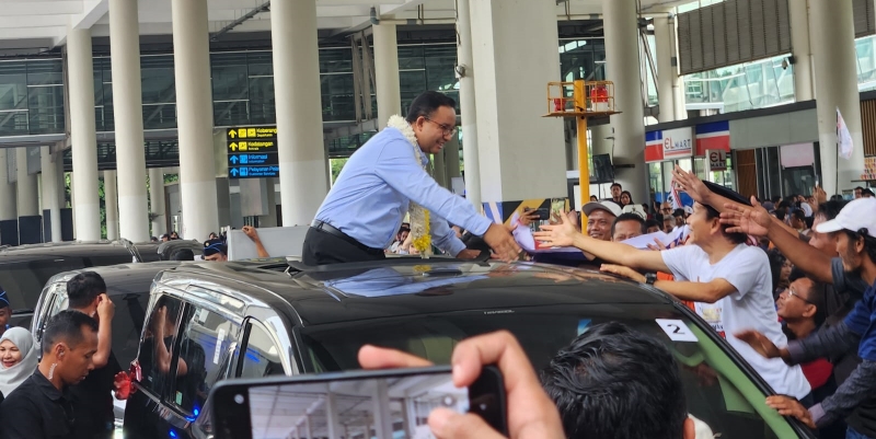 Simpatisan Berjubelan Sambut Anies di Bandara Kualanamu
