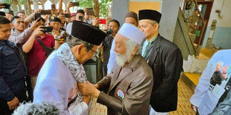 Kampanye di Banten, Mahfud MD Dapat Doa dari Abuya Muhtadi Dimyati