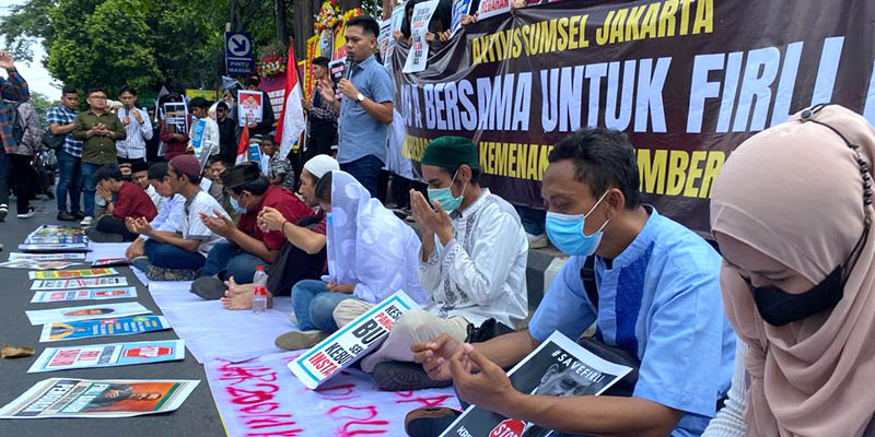 Datangi PN Jaksel, Aktivis Sumsel-Jakarta Gelar Doa Bersama untuk Kebebasan Firli Bahuri