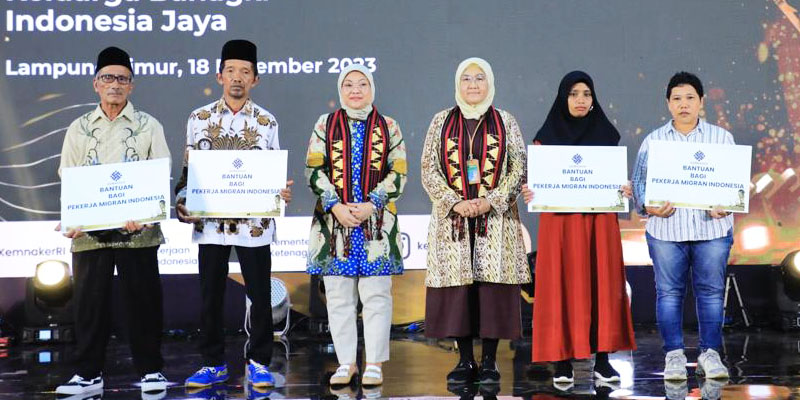 Kemnaker Beri Penghargaan Indonesian Migrant Worker Awards 2023 ke Pelindung PMI