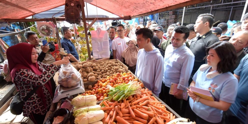 Blusukan di Pasar Balikpapan, Gibran Borong Nasi Pecel hingga Semangka