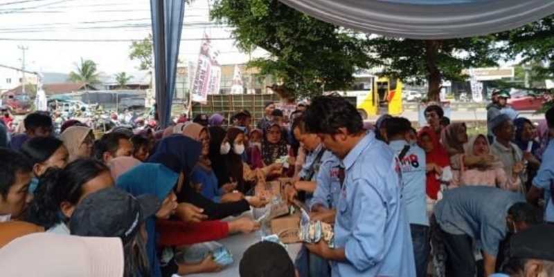 Relawan Prabowo-Gibran Jual Sembako Murah di Palembang