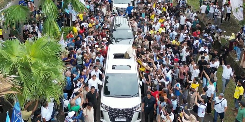 Kenakan Pakaian Teluk Belanga, Prabowo Disambut Ribuan Warga Batam