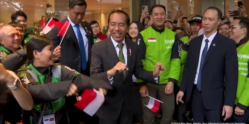 Jokowi Goyang Bareng Ojol di Vietnam