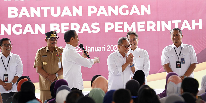 Kunker Bareng Jokowi, Zulhas Pastikan Bantuan Pangan Lanjut hingga Juni