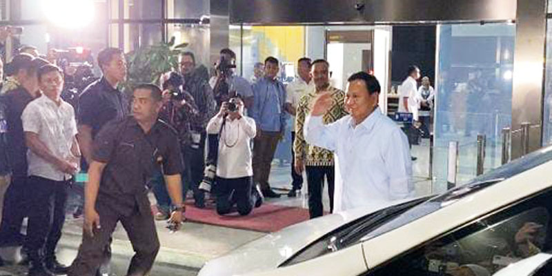 Tiba di Gedung KPK, Prabowo Beri Hormat Awak Media