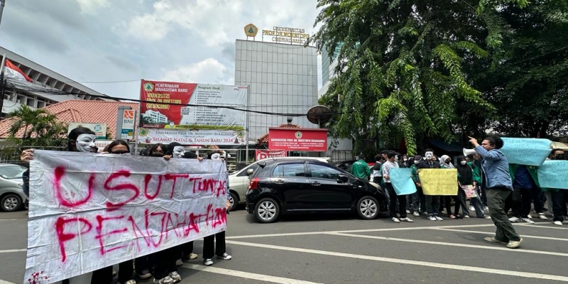 Turun ke Jalan, Mahasiswa Moestopo Bagikan Tabloid Achtung Reformasi Dikhianati