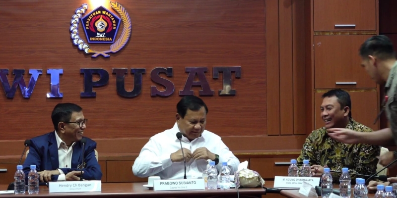 Detik-Detik Prabowo Lepas Pin Kemhan Sebelum Bicara di Diskusi PWI