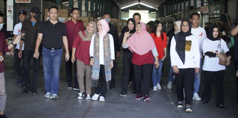 Sambangi Pabrik di Jombang, Atikoh Ingin Pekerja Perempuan Dibekali Pendidikan