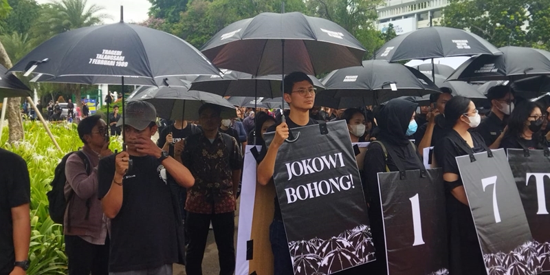 17 Tahun Aksi Kamisan, Massa Hanya Diam Bawa Poster "Jokowi Bohong"