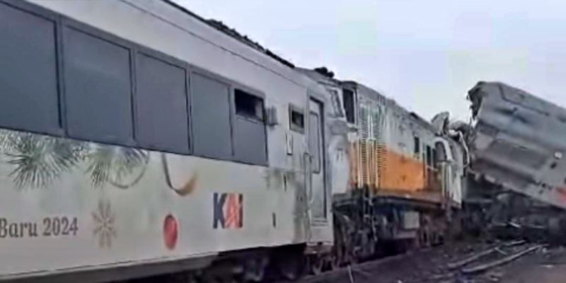 Evakuasi Masih Berlangsung, Jalur Kereta Lokasi Tabrakan Tidak Bisa Dilalui