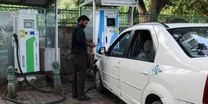 Stasiun Pengisian Baterai EV Belum Merata, Tujuan Bebas Emisi India Terancam