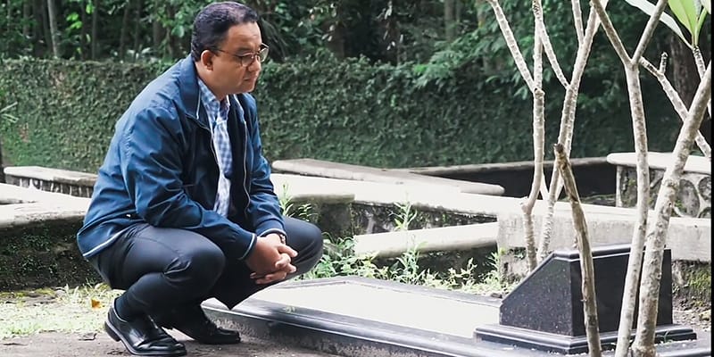 Hari Pertama 2024, Anies Ziarah ke Makam Abah di Yogyakarta