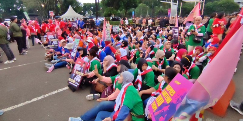 Ratusan Pendukung Ganjar-Mahfud Padati Lokasi Debat Capres di Istora Senayan
