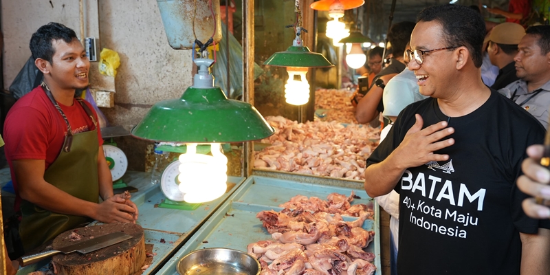 Kunjungi Pasar Tradisional di Batam, Anies Janji Naikkan Status Ekonomi Pedagang