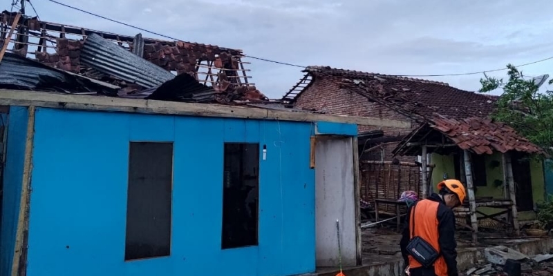 Ratusan Rumah di Bondowoso Rusak Diterjang Angin Kencang, Belasan Orang Luka-Luka