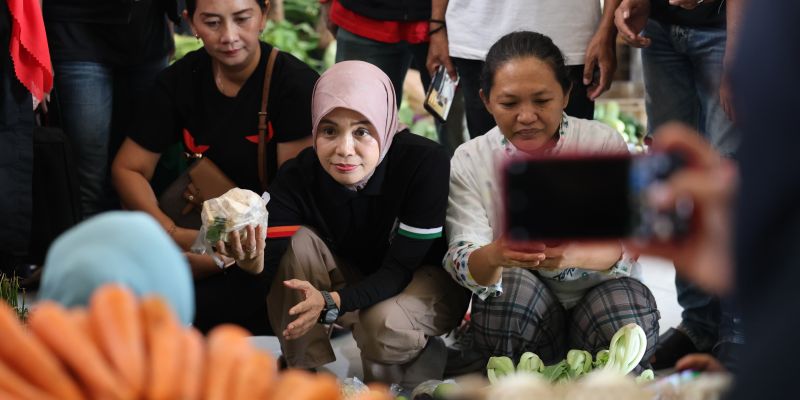 Di Pasar Induk Bondowoso, Siti Atikoh: Masyarakat Ingin Harga Bapok Stabil