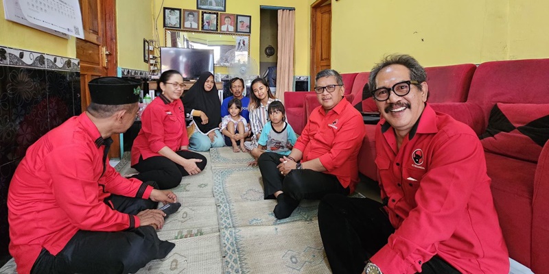 Wakili Megawati, Hasto Sambangi Keluarga Relawan Korban Kekerasan di Sleman