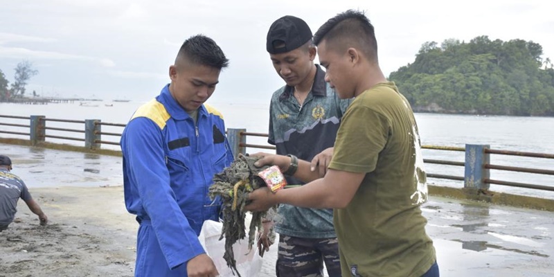 Mengangkut Sampah Laut