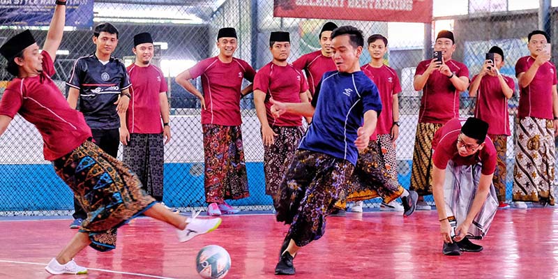 Kampanye di Cirebon, Gibran Senang Bisa Main Futsal Pakai Sarung bareng Santri
