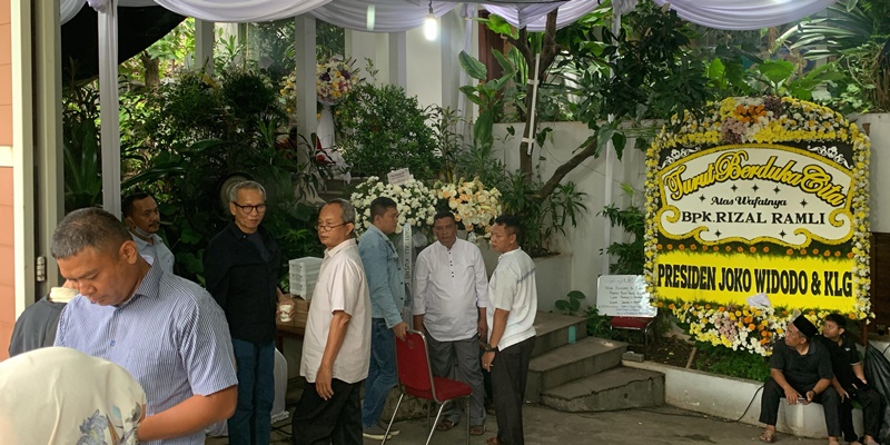 Suasana Rumah Duka Rizal Ramli Jelang Pemakaman
