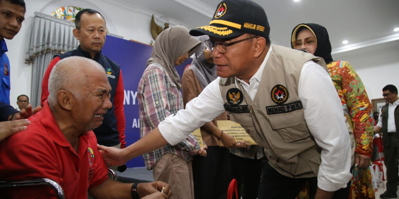 Wakili Jokowi, Muhadjir Salurkan Bantuan untuk Korban Gempa Sumedang