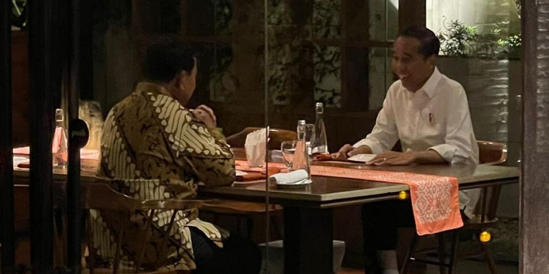 Jokowi Tertawa Lepas saat Makan Malam Bareng Prabowo