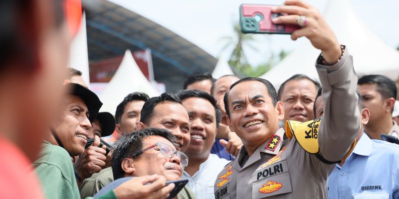 Kunker Tiga Titik, Kapolda Sulsel Bagikan Sembako Hingga Sidak Gudang Logistik KPU