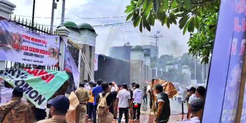 Maksa Masuk Gedung DPR, Polisi Semprot Water Canon ke Massa Apdesi
