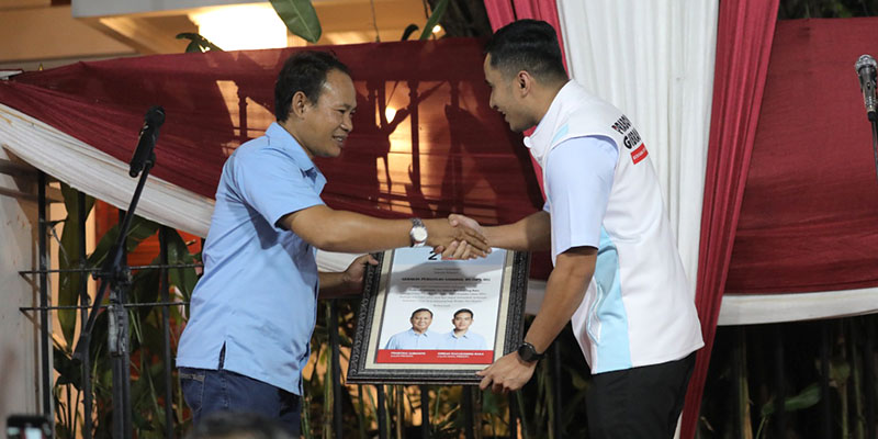 Siap Kawal Kemenangan, Relawan GPN 08 Nekat Malam-malam Sambangi Rumah Prabowo