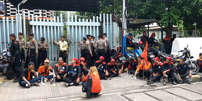 Gerbang Kantor Bawaslu Dipalang Massa Aksi Partai Buruh