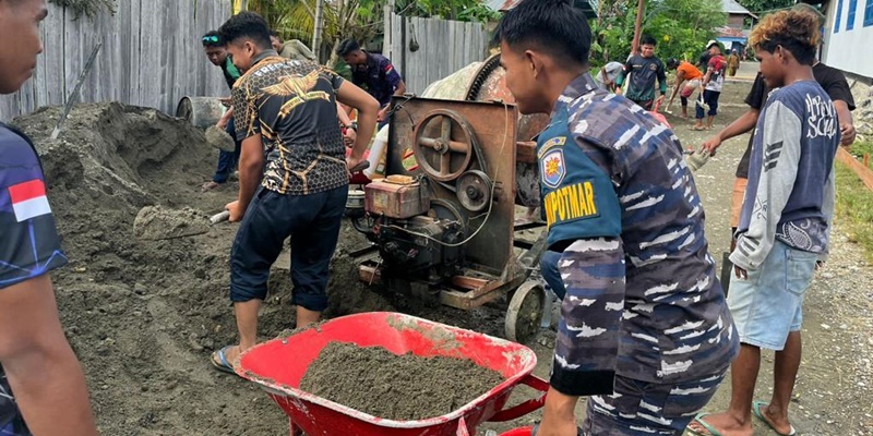 TNI AL Manunggal Bersama Rakyat Bangun Jalan di Nabire