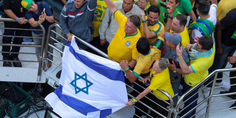 Bolsonaro Terlihat Kibarkan  Bendera Israel Selama Protes di Sao Paulo