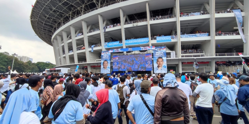 Massa Membludak, Ribuan Orang Tonton Kampanye Akbar Prabowo-Gibran Lewat Videotron di Luar SUGBK