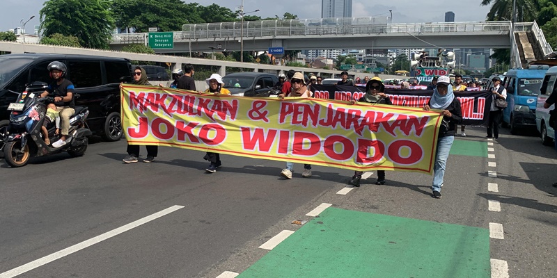 Massa Aksi Petisi 100 Sambangi Gedung DPR Tuntut Pemakzulan