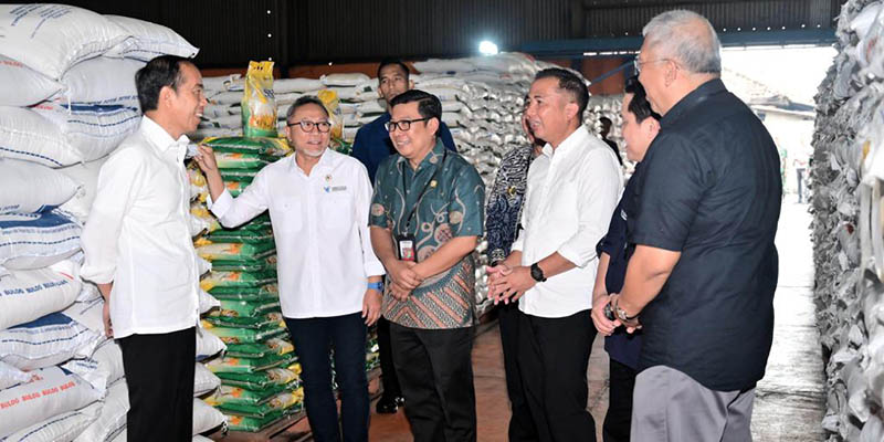 Mendag Zulhas Dampingi Presiden Jokowi Salurkan Bantuan Pangan di Cibitung