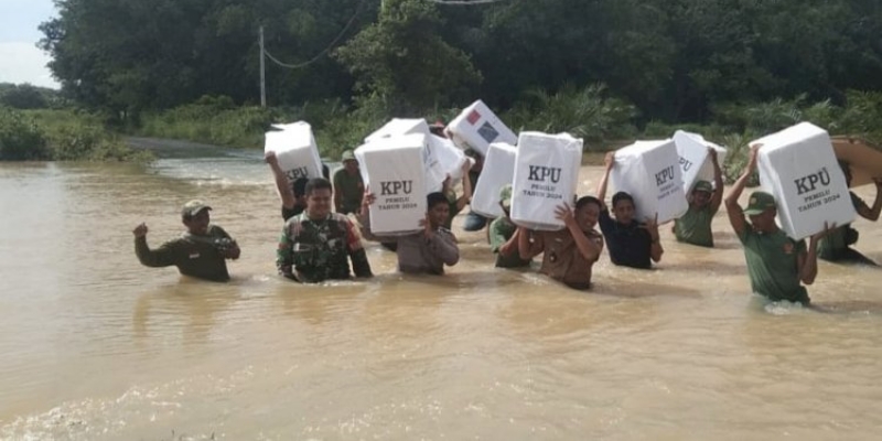 Di Lampung Utara, Distribusi Logistik Pemilu Terobos Banjir Sepinggang